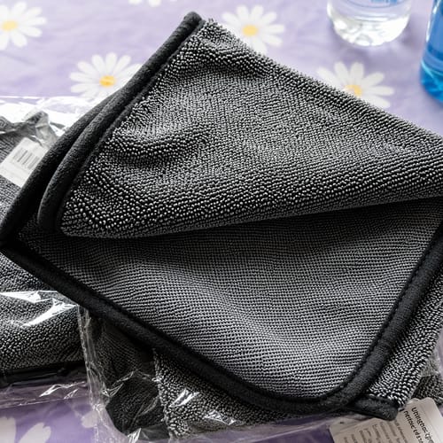 Kaksi harmaata Wove-mikrokuituliinaa, toinen vielä pakkauksessa